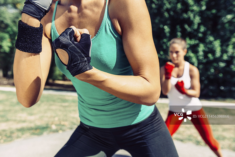 户外自由搏击训练图片素材