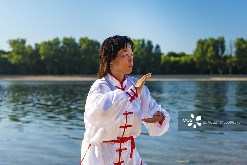 女人们在湖边练习太极图片素材