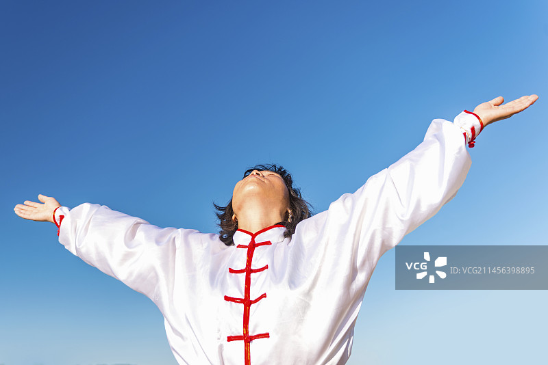 女人们在湖边练习太极图片素材