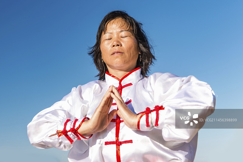 女人们在湖边练习太极图片素材