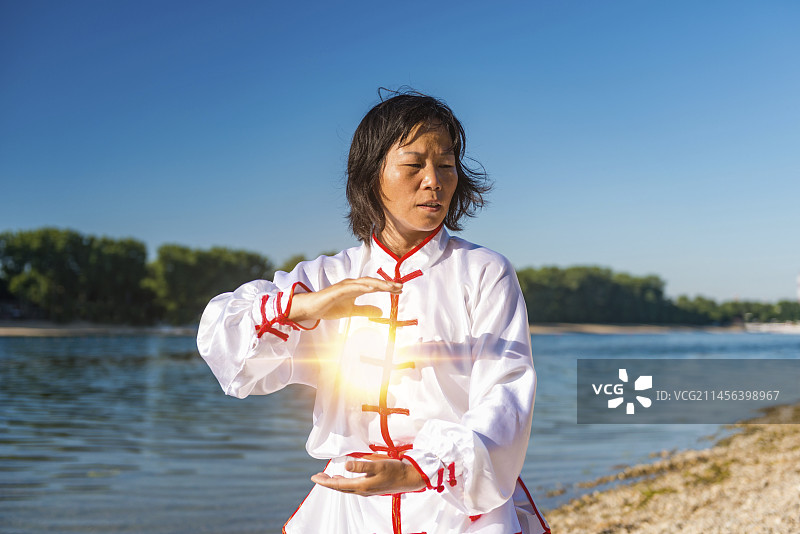 女人们在湖边练习太极图片素材