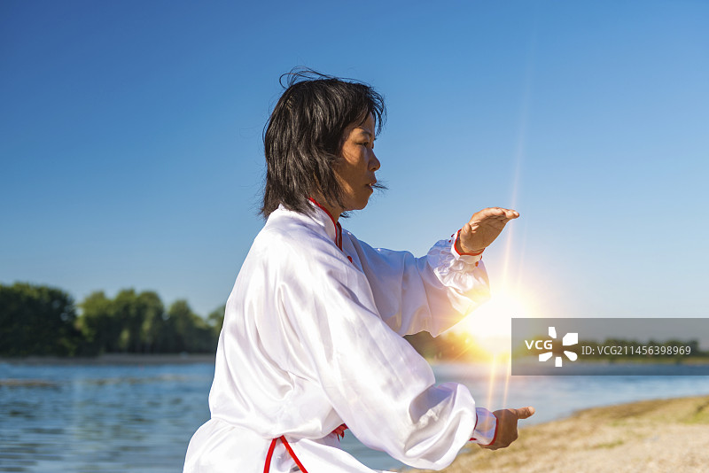 女人们在湖边练习太极图片素材