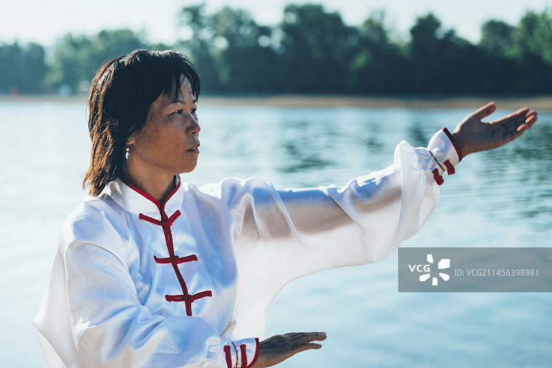 女人们在湖边练习太极图片素材