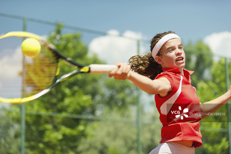 女孩打网球图片素材