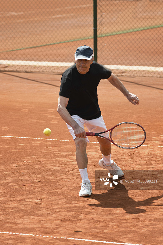 打网球的年长男人图片素材