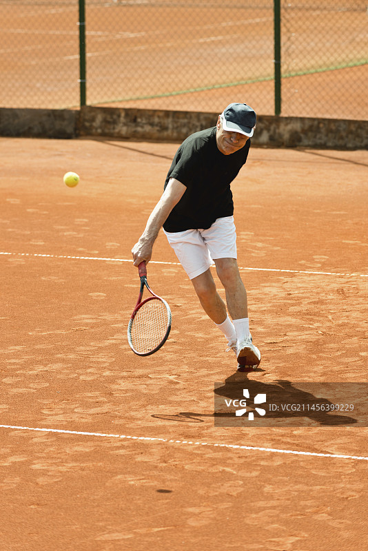 打网球的年长男人图片素材