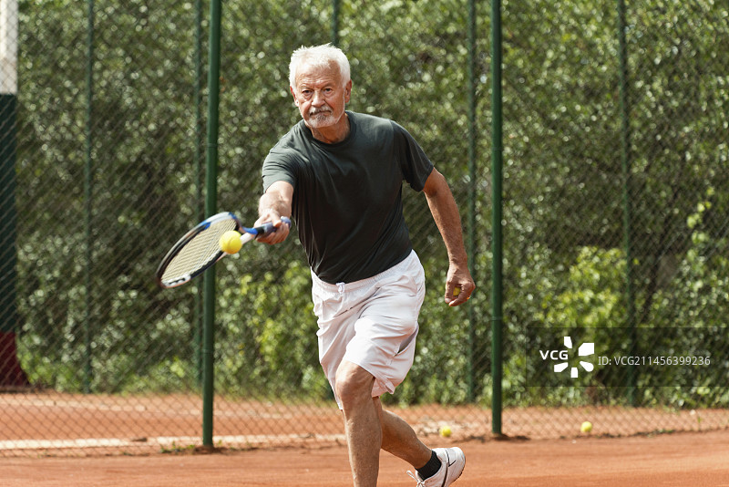 打网球的年长男人图片素材