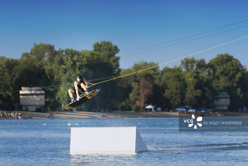 滑水特技表演图片素材