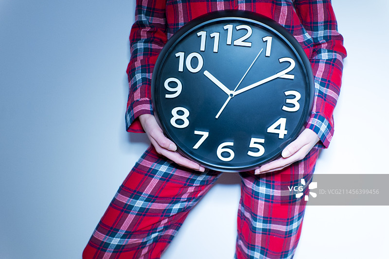 女人拿着时钟图片素材