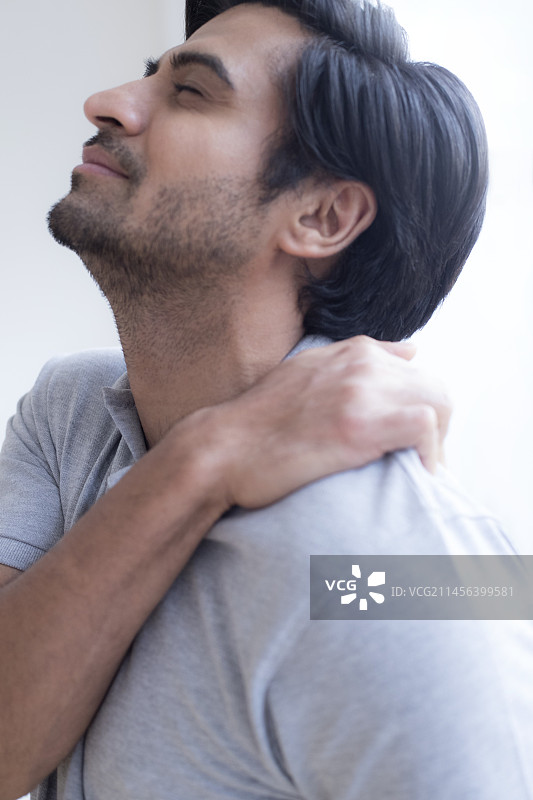 男子痛苦地触摸肩膀图片素材