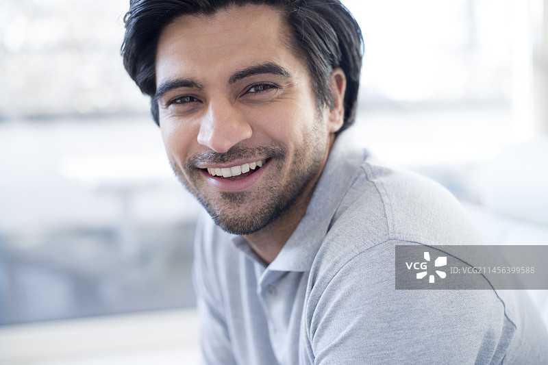 微笑的男人画像图片素材