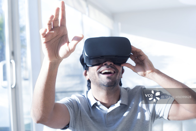 戴着VR头显的男人图片素材