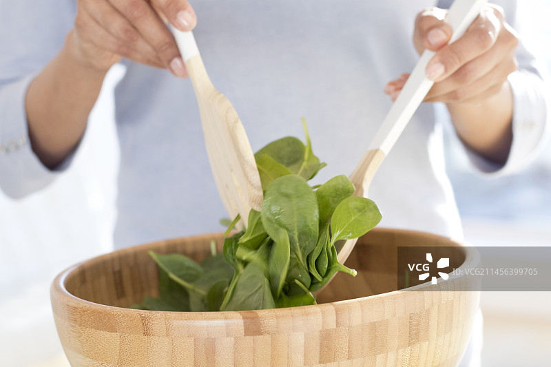 女人制作新鲜沙拉图片素材