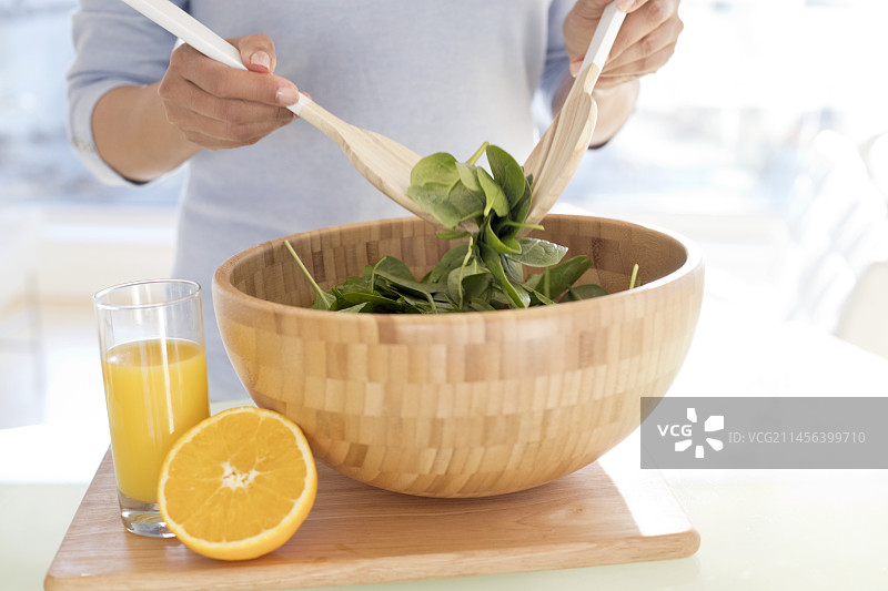 女人制作新鲜沙拉图片素材