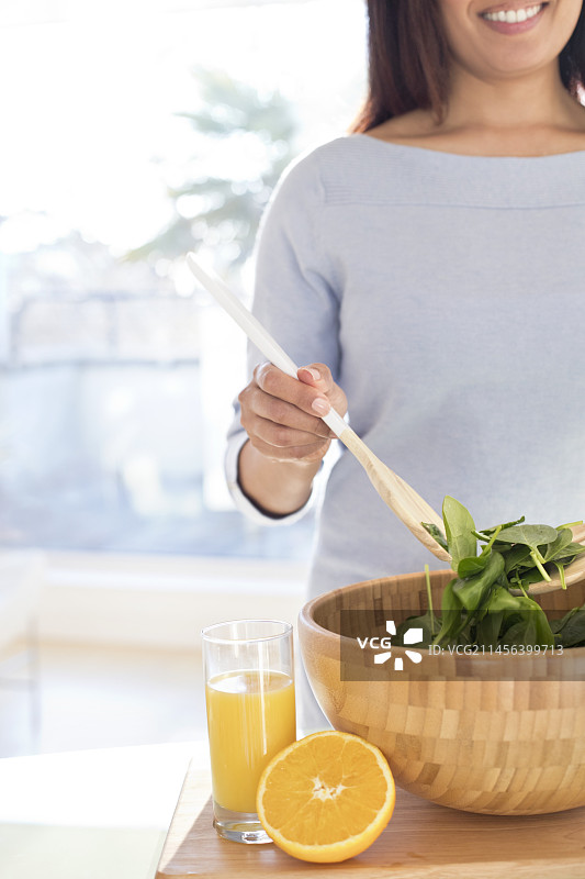 女人制作新鲜沙拉图片素材