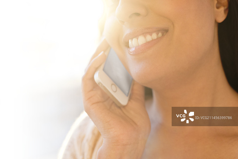 女性使用智能手机图片素材