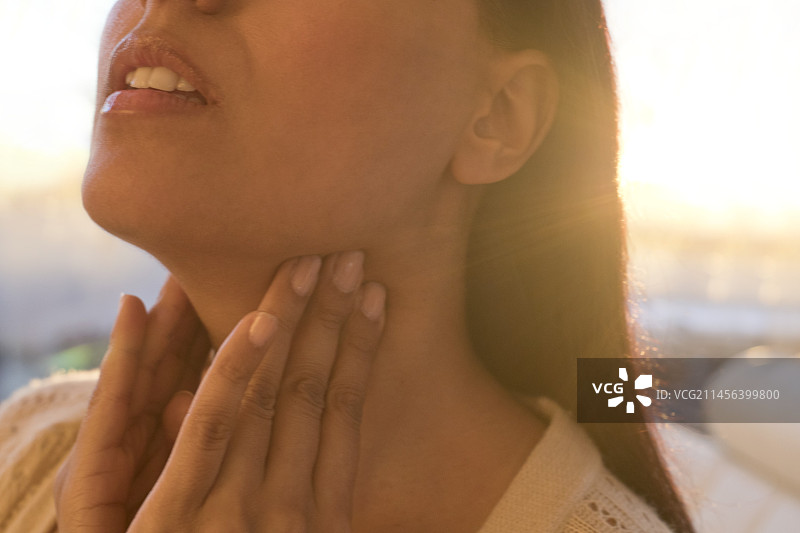 女人触摸颈部图片素材
