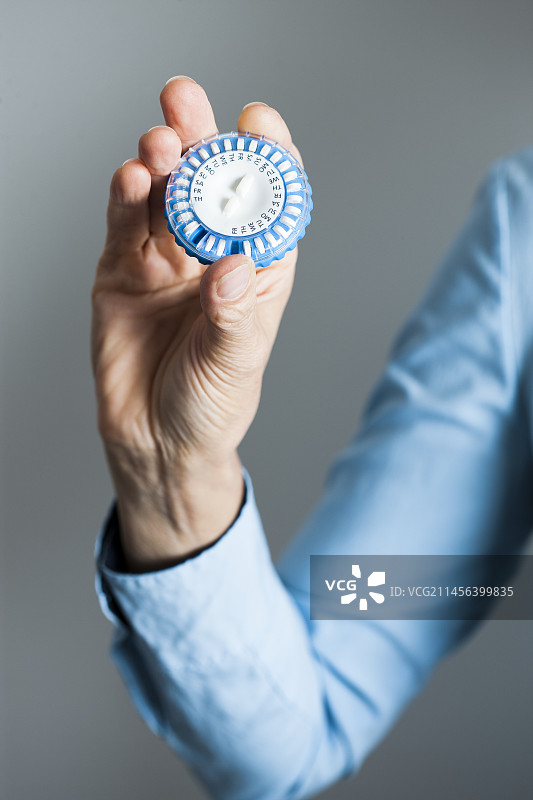 手持激素替代药物特写图片素材