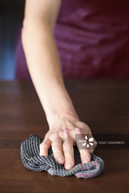 手部清洁家居表面特写图片素材