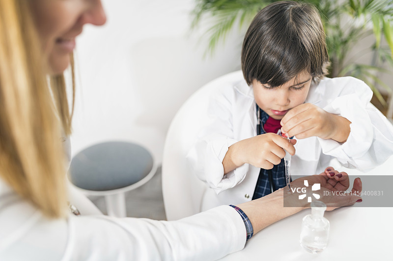 扮演医生的男孩图片素材