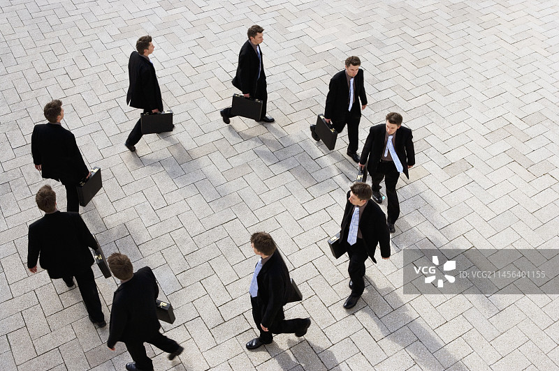 绕圈行走的商人图片素材