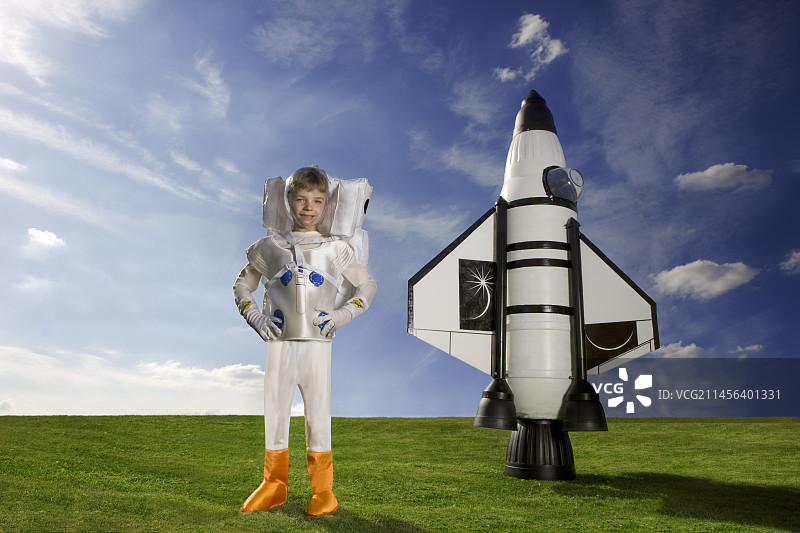 年轻的宇航员站在火箭旁图片素材
