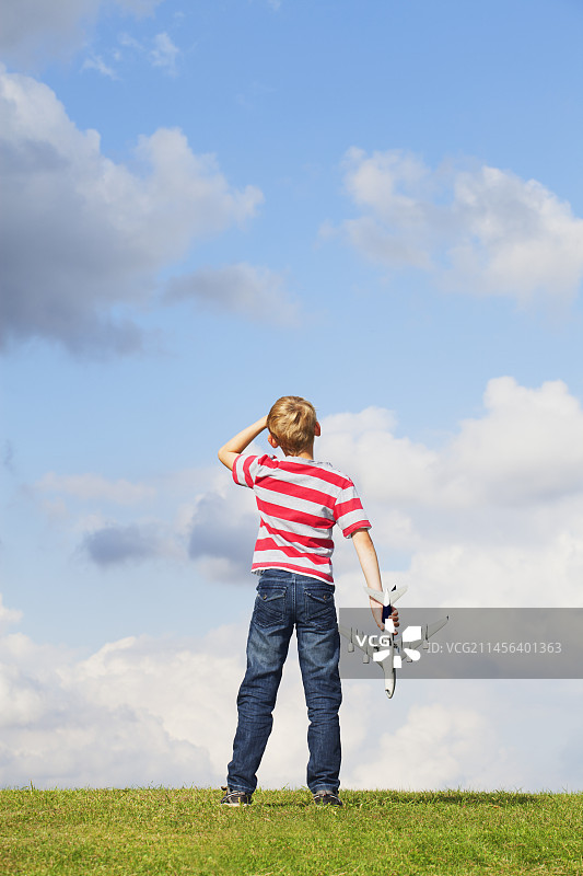 男孩玩玩具飞机图片素材