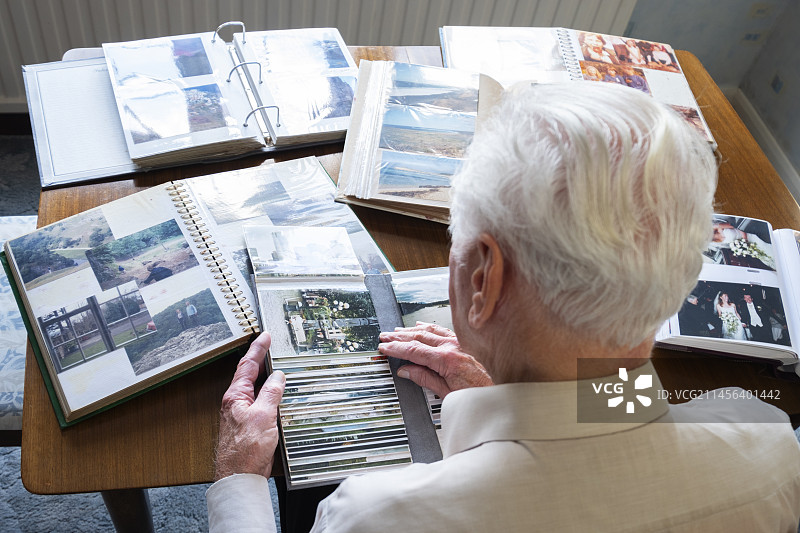 年长的男人在看相册图片素材
