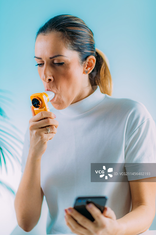 用肺活量计监测呼吸系统疾病图片素材