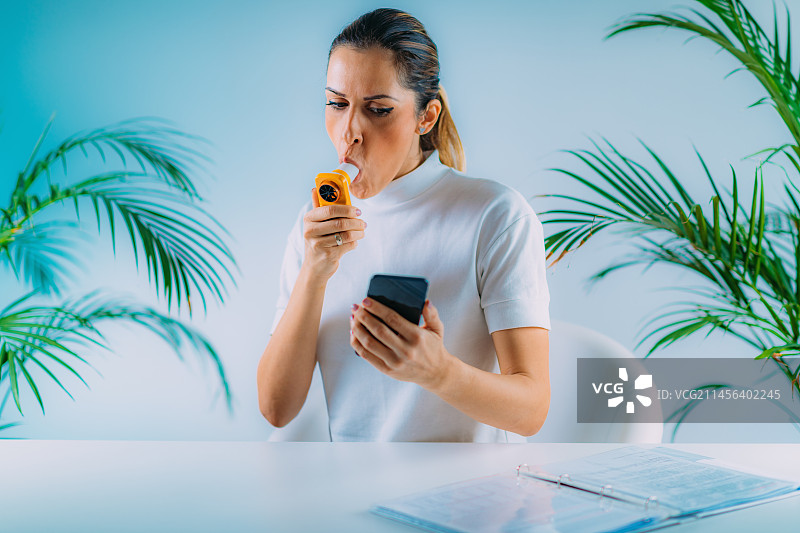 使用肺活量计和智能手机图片素材