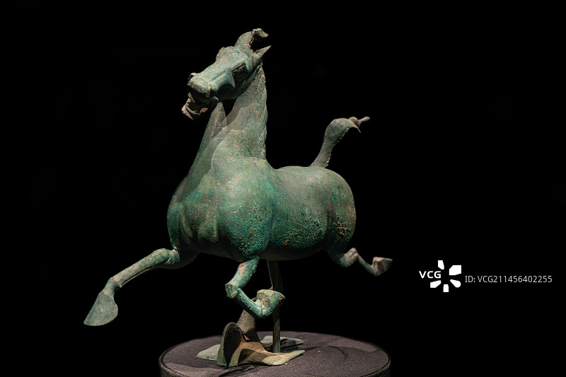 甘肃省博物馆雷台汉墓出土的马踏飞燕铜奔马青铜文物干净黑色背景各个角度特写图片素材