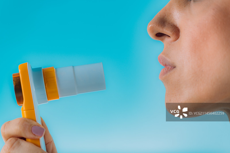 使用智能肺活量计图片素材