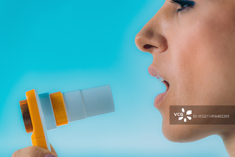 使用智能肺活量计图片素材