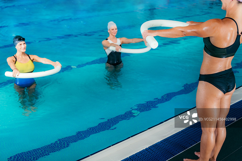 水中有氧运动图片素材