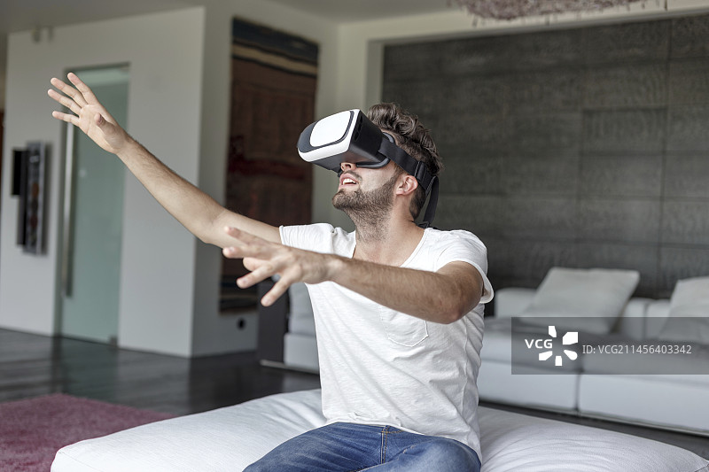 男子使用虚拟现实耳机图片素材
