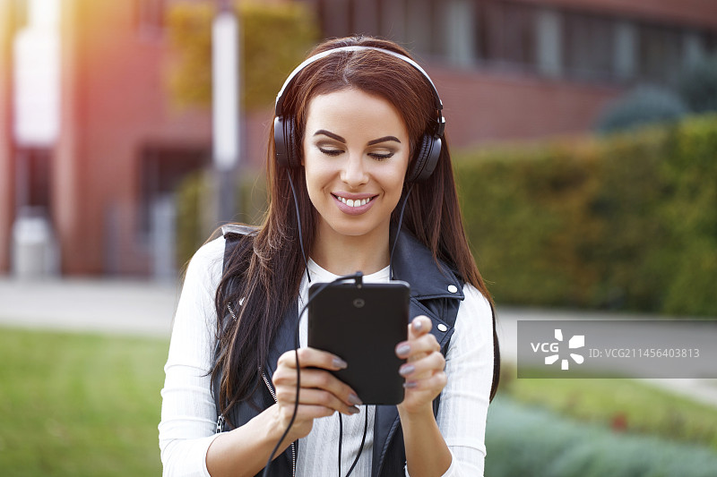戴着耳机听音乐的女人图片素材