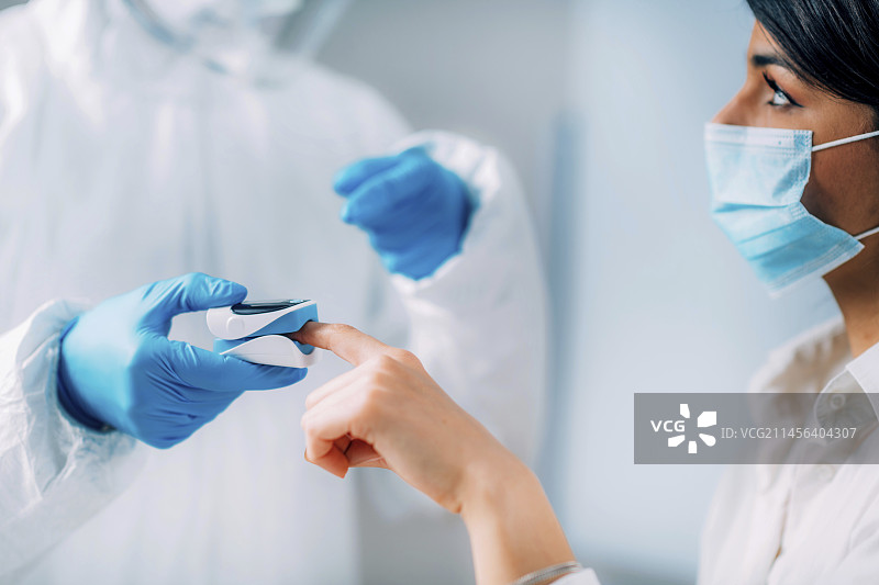 医务工作者检查新冠患者的血氧图片素材