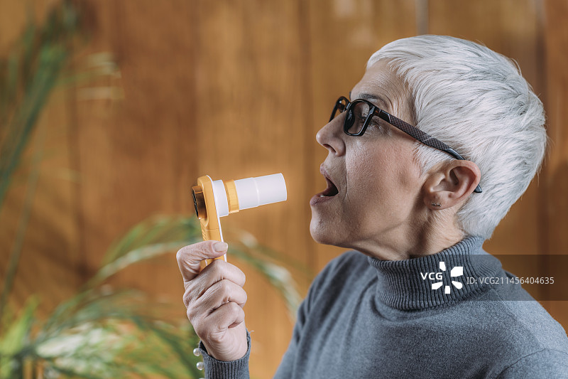 使用带智能手机应用程序的数字肺活量计进行肺活量测定图片素材