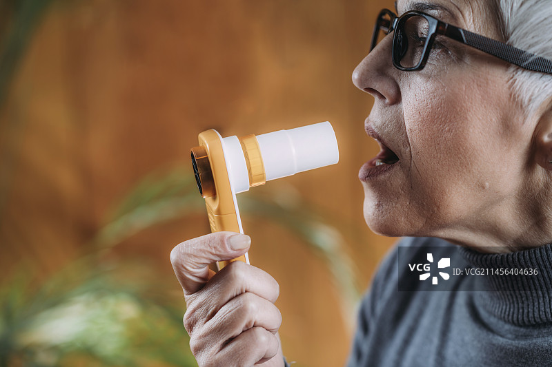 用数字肺活量计监测呼吸系统疾病图片素材