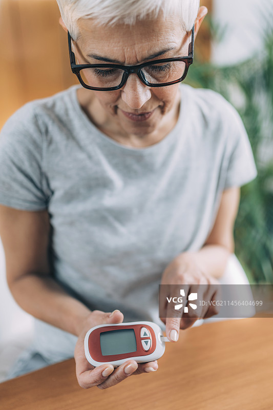 糖尿病患者测量血糖水平图片素材