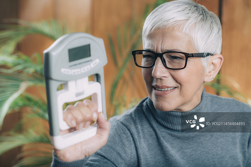 使用握力计进行握力测试图片素材