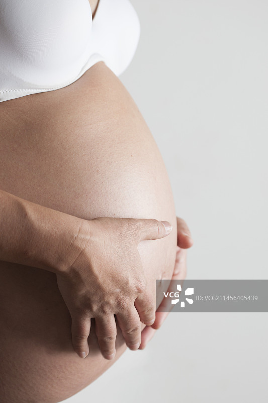 孕妇抚摸腹部图片素材