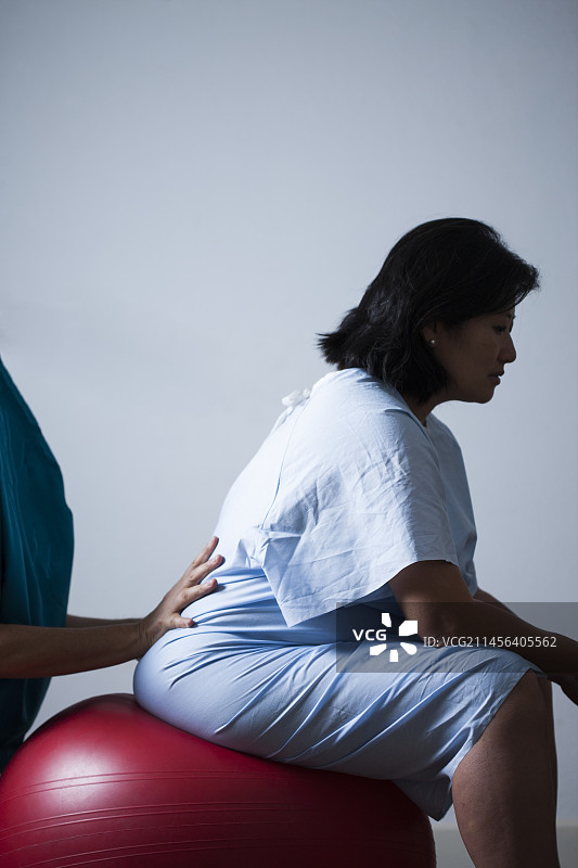 坐在分娩球上的孕妇图片素材