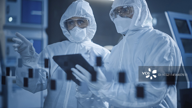 身穿防护服的科学家正在交谈图片素材