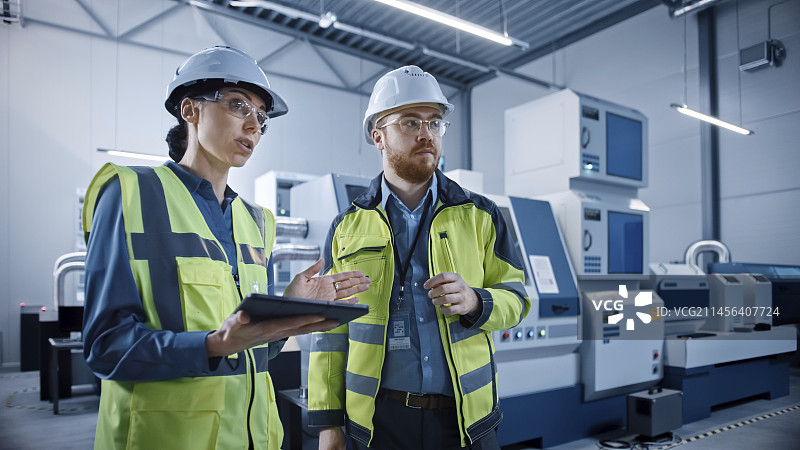 在工厂工作的工程师图片素材