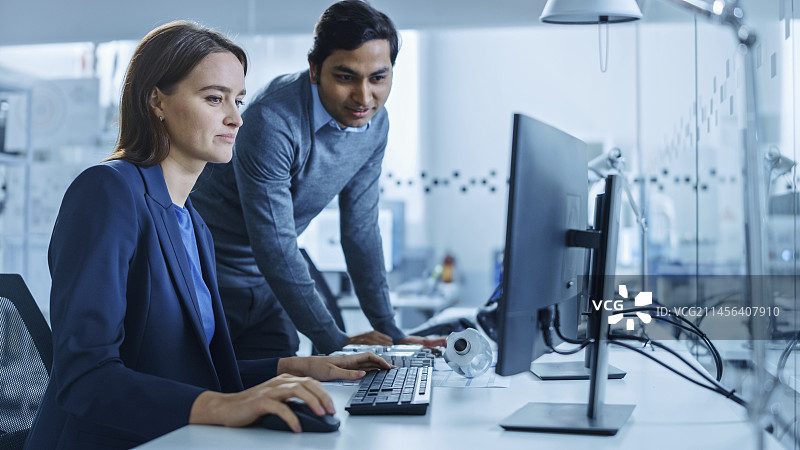 专家在工厂与工程师交谈图片素材