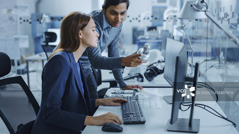 专家在工厂与工程师交谈图片素材