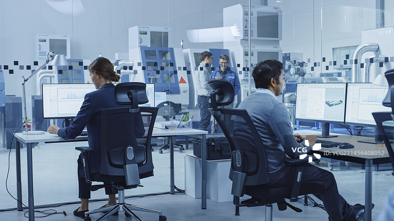 电气工程师手持PCB原型图片素材