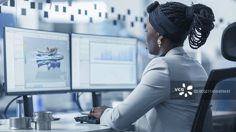 工程师在工业工厂使用电脑图片素材