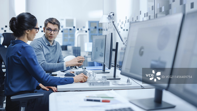 项目主管与工业工程师讨论工作图片素材